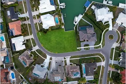 711 Fairlawn Ct, Marco Island, FL 34145 - Photo 4