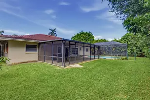 667 Park Shore Dr, Naples, FL 34103 - Photo 2
