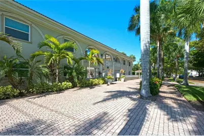 980 7th Ave S #204, Naples, FL 34102 - Photo 2