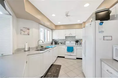 551 Beachwalk Cir, Naples, FL 34108 - Photo 14