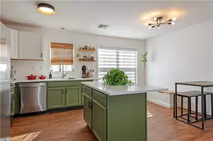 481 Leawood Cir, Naples, FL 34104 - Photo 2
