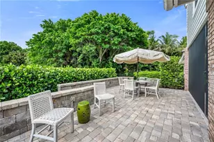 569 Park Shore Dr, Naples, FL 34103 - Photo 2