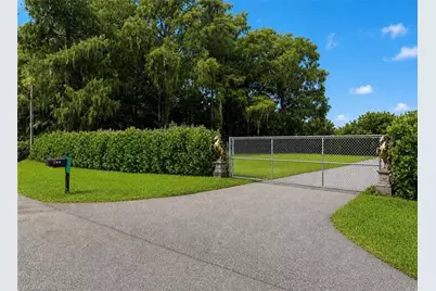 565 6th St SE, Naples, FL 34117 - Photo 2