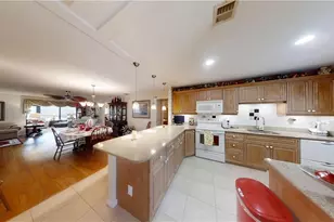 1527 Edgewater Cir, Fort Myers, FL 33919 - Photo 2