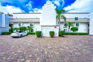 586 Beachwalk Cir, Naples, FL 34108 - Photo 2