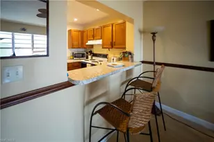 807 River Point Dr, Naples, FL 34102 - Photo 2