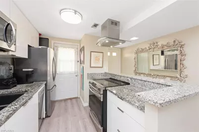 1021 3rd St S #102, Naples, FL 34102 - Photo 4