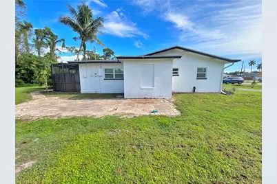 8512 Fordham St, Fort Myers, FL 33907 - Photo 2