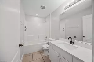 915 NE 10th Ln, Cape Coral, FL 33909 - Photo 16