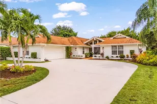 2472 Pinewoods Cir, Naples, FL 34105 - Photo 2
