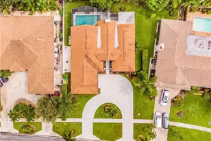 2472 Pinewoods Cir, Naples, FL 34105 - Photo 24