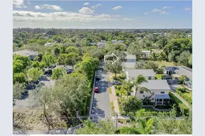 2810 Lakeview Dr, Naples, FL 34112 - Photo 2