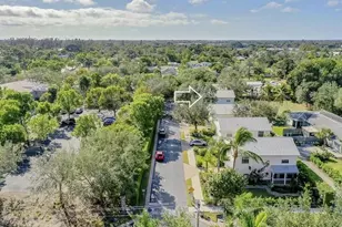 2810 Lakeview Dr, Naples, FL 34112 - Photo 2