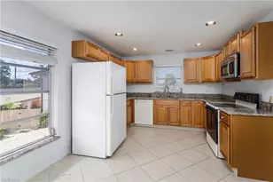 180 Cypress Way E, Naples, FL 34110 - Photo 4