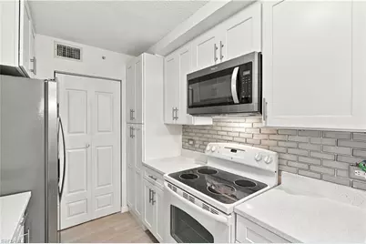 8960 Colonnades Ct E #915, Bonita Springs, FL 34135 - Photo 10