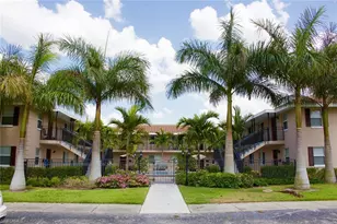 2102 Alamanda Dr, Naples, FL 34102 - Photo 2
