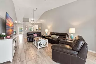 367 Dover Pl, Naples, FL 34104 - Photo 4