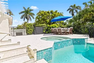 2700 Treasure Ln, Naples, FL 34102 - Photo 30