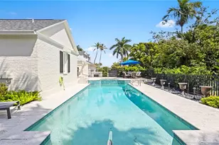 2700 Treasure Ln, Naples, FL 34102 - Photo 32
