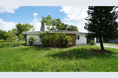 320 Hollywood St, Lehigh Acres, FL 33936 - Photo 2