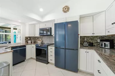 560 Cypress Way E, Naples, FL 34110 - Photo 4