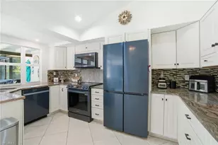 560 Cypress Way E, Naples, FL 34110 - Photo 4