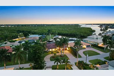 2105 Sheepshead Dr, Naples, FL 34102 - Photo 4
