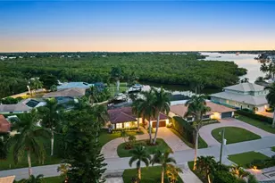 2105 Sheepshead Dr, Naples, FL 34102 - Photo 4