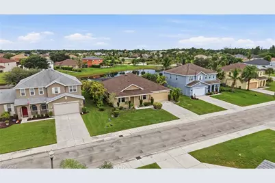8091 Allamanda Ct, Lehigh Acres, FL 33972 - Photo 4