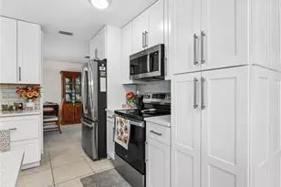 27 NE 9th Pl, Cape Coral, FL 33909 - Photo 4
