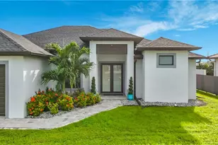 1129 NE 4th Pl, Cape Coral, FL 33909 - Photo 4