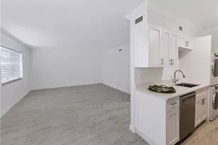 4625 Bayshore Dr, Naples, FL 34112 - Photo 6