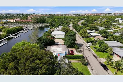 2140 Harbor Ln, Naples, FL 34104 - Photo 4