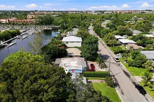 2140 Harbor Ln, Naples, FL 34104 - Photo 4
