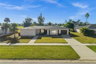 33 Golfview Pl, Rotonda West, FL 33947 - Photo 1