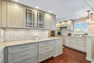 300 Park Shore Dr, Naples, FL 34103 - Photo 1