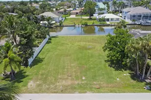 476 Pine Ave, Naples, FL 34108 - Photo 1