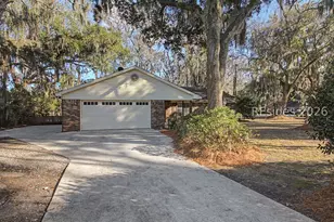 2001 Ashwood Cir, Beaufort, SC 29906 - Photo 2