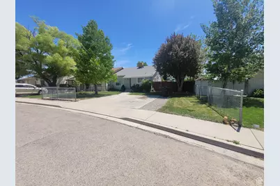 704 N Valley View Dr, Castle Dale, UT 84513 - Photo 1