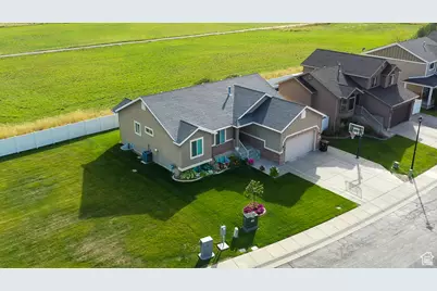 795 W Willowbrook Ln, Pleasant View, UT 84404 - Photo 1