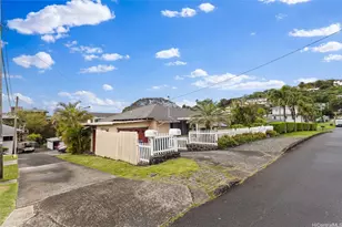 709 Twin View Dr, Honolulu, HI 96817 - Photo 1