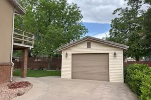 892 S Cambridge Dr, Saint George, UT 84770 - Photo 2