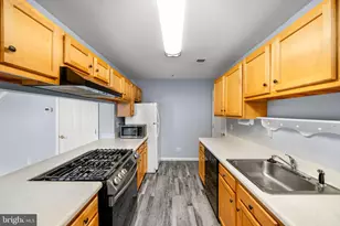 806 Waters Edge Dr, Newark, DE 19702 - Photo 2