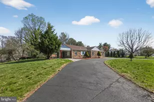 207 Rolling Green Ave, New Castle, DE 19720 - Photo 2