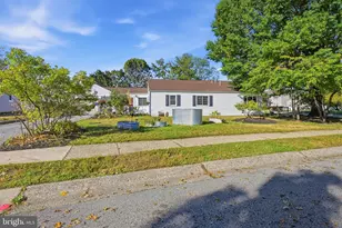 718 Woodsedge Rd, Wilmington, DE 19804 - Photo 1