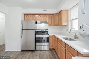 10 Florence Tollgate Pl, Burlington, NJ 08016 - Photo 2