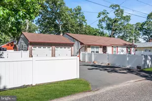 28 Geranium St, Browns Mills, NJ 08015 - Photo 2