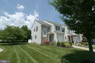 33 Farmington Ct, Bordentown, NJ 08505 - Photo 2