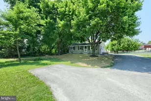 415 Hanover St, New Oxford, PA 17350 - Photo 4