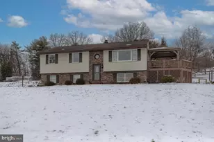 121 Mimosa Ln, Leesport, PA 19533 - Photo 2